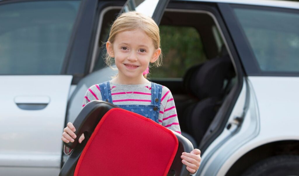 ¿Cuándo pueden utilizar los niños un alzador en el coche?