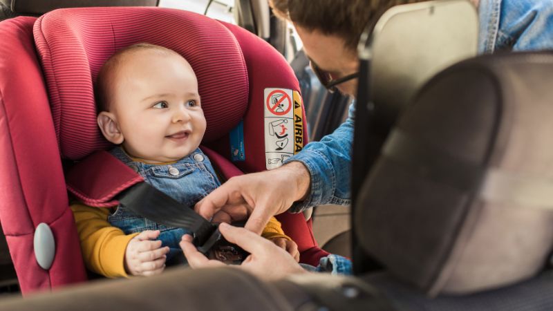 Cómo escoger la silla del coche para el bebé